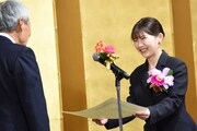 第33回橋田賞授賞式にて、賞状を受け取る伊藤沙莉