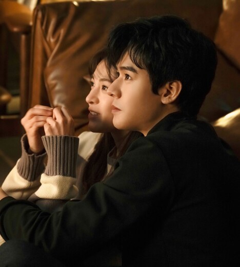 「夜明けの恋人たち～Love in the Wind～」より、手前からゴン・ジュン演じる徐斯（シュー・スー）、チョン・チューシー演じる江湖（ジャン・フー）