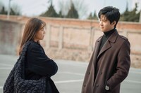 「夜明けの恋人たち～Love in the Wind～」より、左からチョン・チューシー演じる江湖（ジャン・フー）、ゴン・ジュン演じる徐斯（シュー・スー）