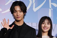 左から佐藤新、渡邉美穂