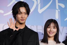 左から佐藤新、渡邉美穂