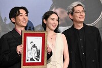 左から高橋一生、飯豊まりえ、井浦新