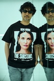 「THE SUBSTANCE “DEMI MOORE” × GEEKS RULE 13 SILKSCREEN PRINTING T SHIRT」（税込1万2100円 / 着用モデル：小島秀夫）