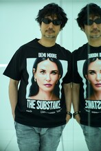 「THE SUBSTANCE “DEMI MOORE” × GEEKS RULE 13 SILKSCREEN PRINTING T SHIRT」（税込1万2100円 / 着用モデル：小島秀夫）