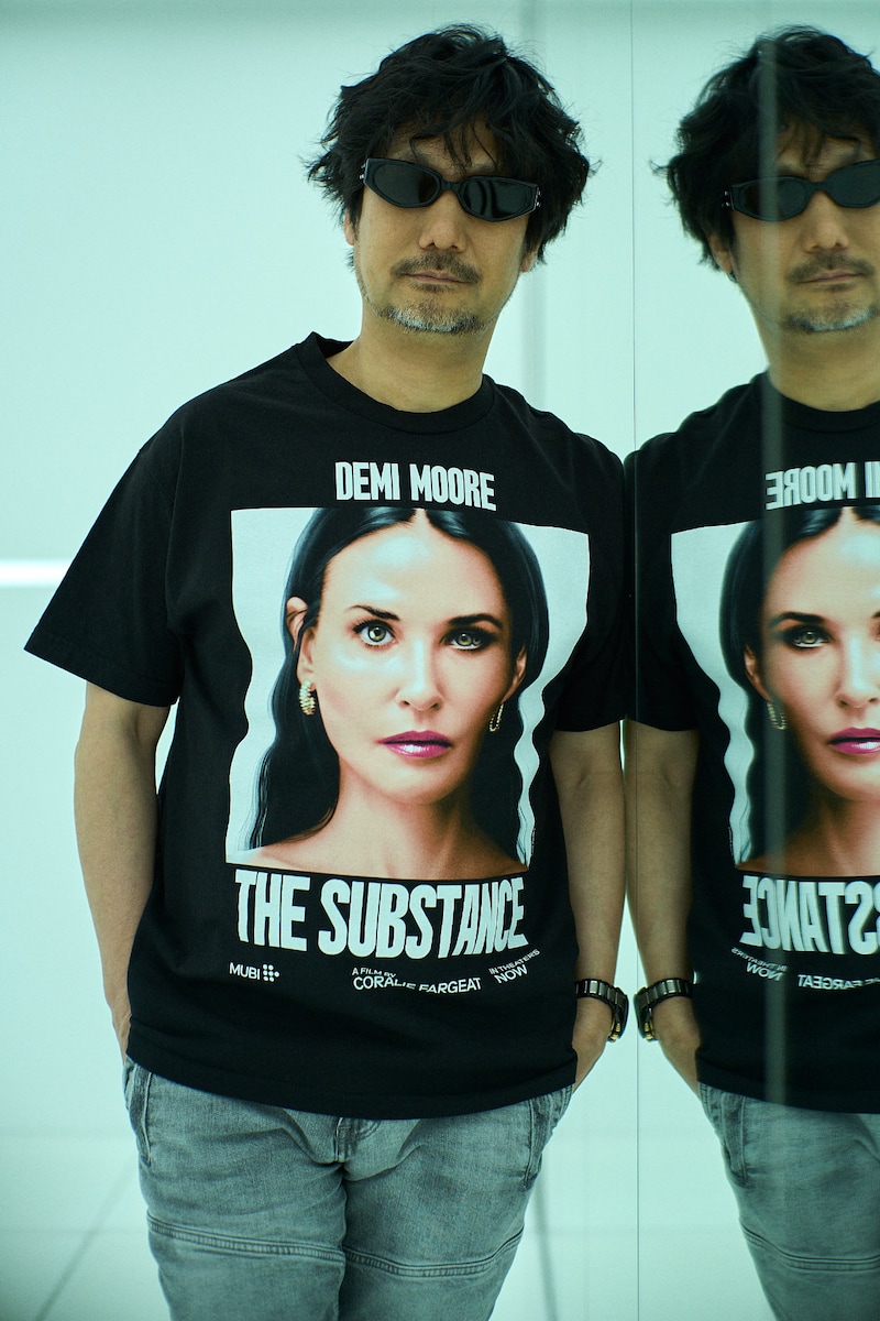 「THE SUBSTANCE “DEMI MOORE” × GEEKS RULE 13 SILKSCREEN PRINTING T SHIRT」(税込1万2100円 / 着用モデル:小島秀夫)