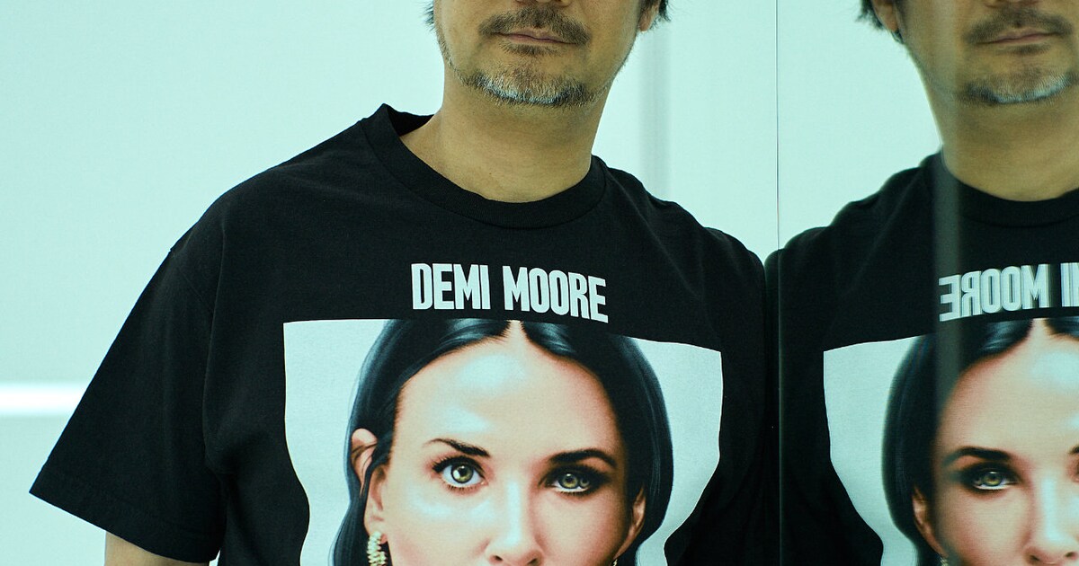 サブスタンス」3分の冒頭映像解禁、シルクスクリーンプリントのTシャツ 
