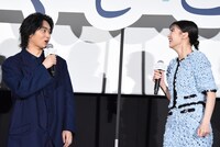 左から奥平大兼、出口夏希