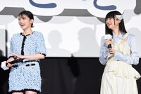 佐野晶哉のボケに笑う出口夏希（左）、菊池日菜子（右）