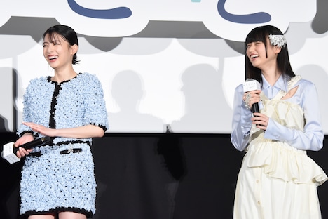 佐野晶哉のボケに笑う出口夏希（左）、菊池日菜子（右）