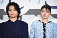 左から奥平大兼、出口夏希