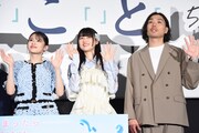 ムービーカメラに手を振る出口夏希（左）、菊池日菜子（中央）中川駿（右）
