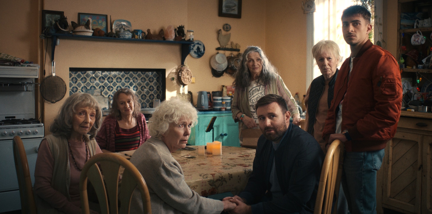 「フォー・マザーズ」場面写真 © Port Pictures and Portobello Films and Television 2023