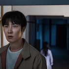 渡辺翔太の背後に…「事故物件ゾク」場面写真8枚、完成披露舞台挨拶の開催も