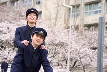 「国宝」より、黒川想矢演じる少年時代の立花喜久雄（上）、越山敬達演じる少年時代の大垣俊介（下）