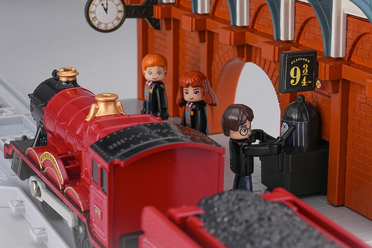 ハリー・ポッター」ホグワーツ特急のプラレール発売、ハリーたちの