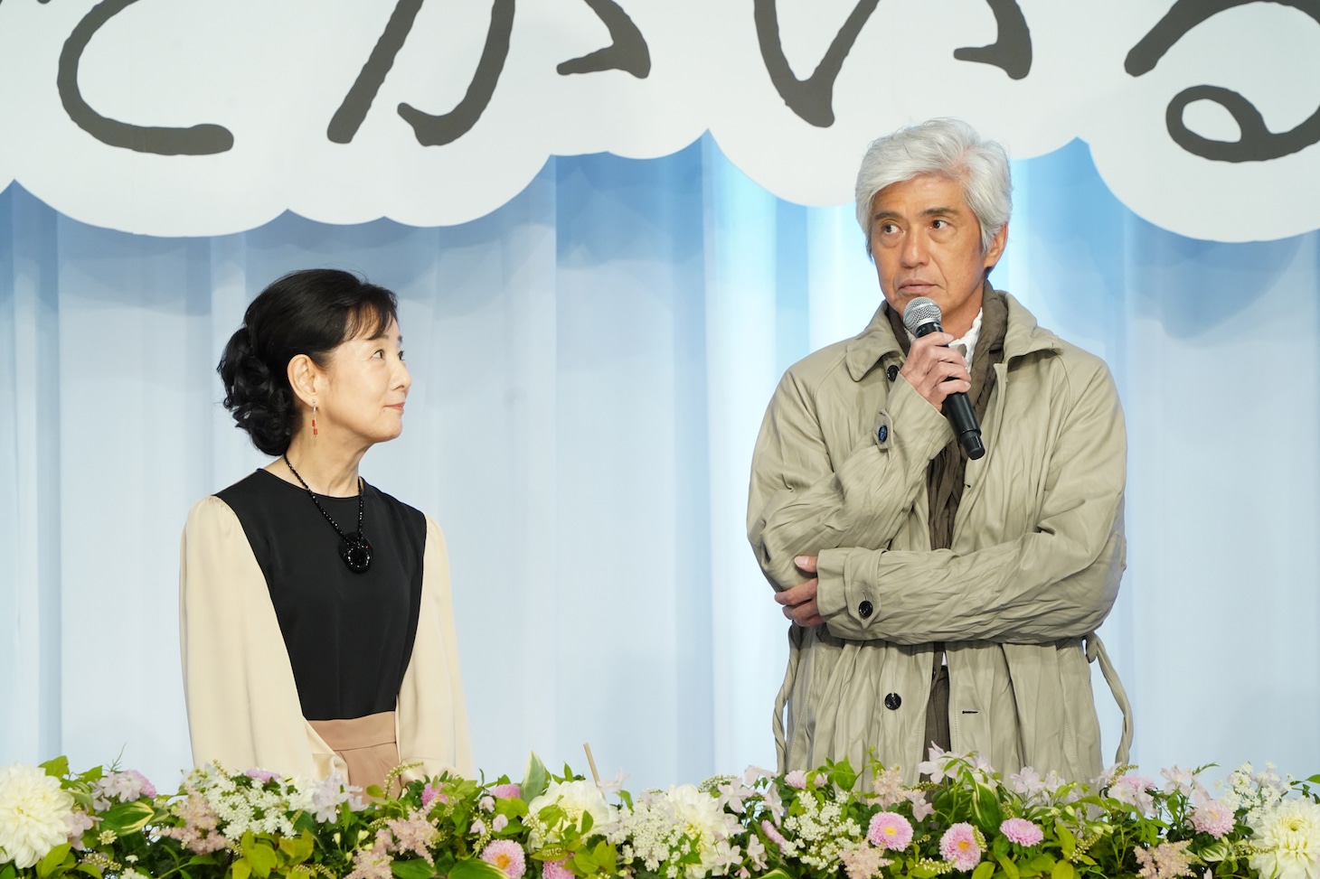 左から吉永小百合、佐藤浩市