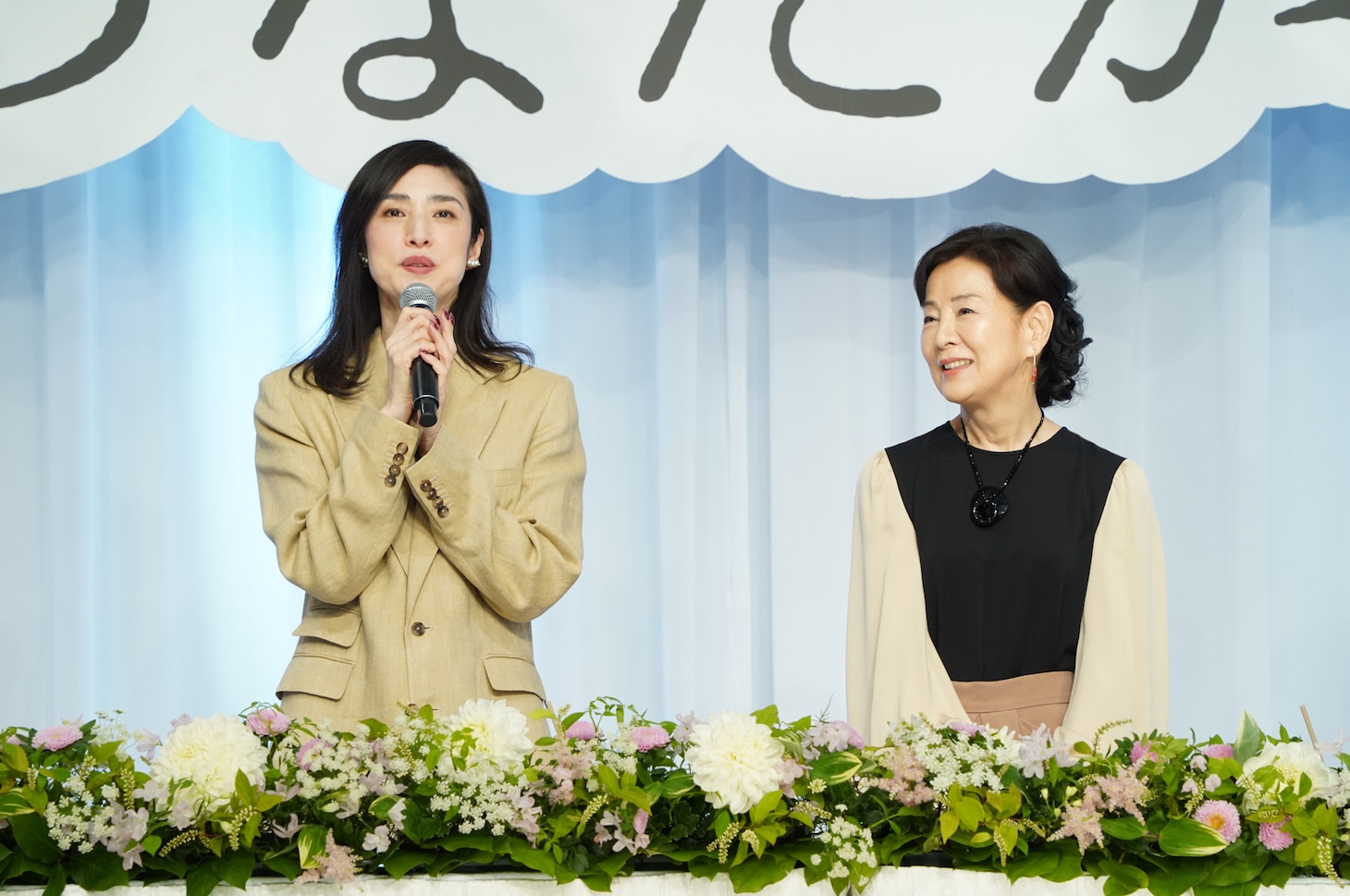 左から天海祐希、吉永小百合