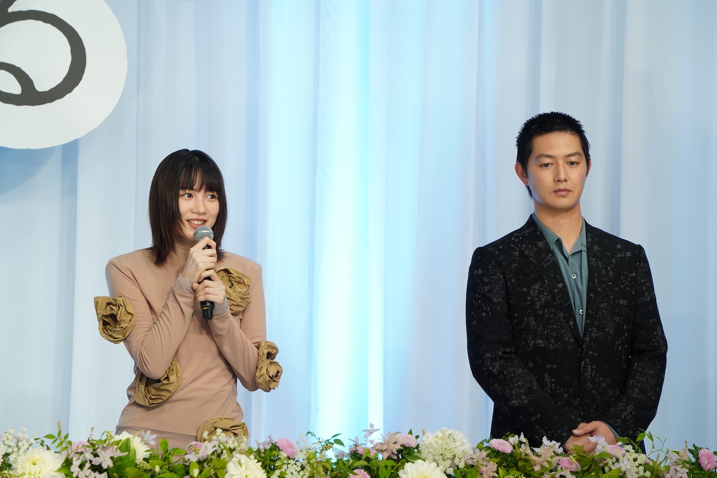左からのん、工藤阿須加