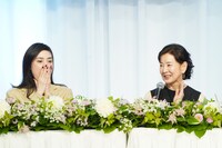 ピアスを披露する吉永小百合（右）とエピソードに驚く天海祐希（左）