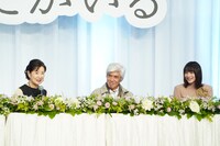左から吉永小百合、佐藤浩市、のん