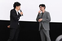 左から大泉洋、松田龍平