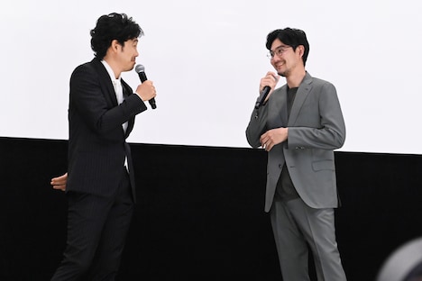 左から大泉洋、松田龍平