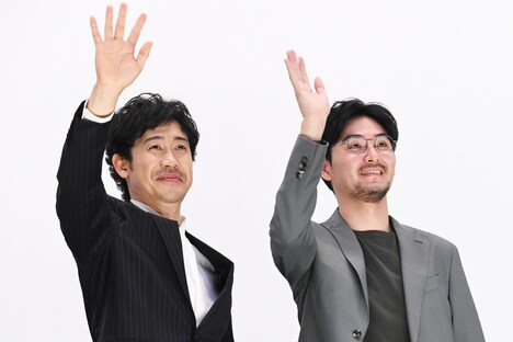 左から大泉洋、松田龍平