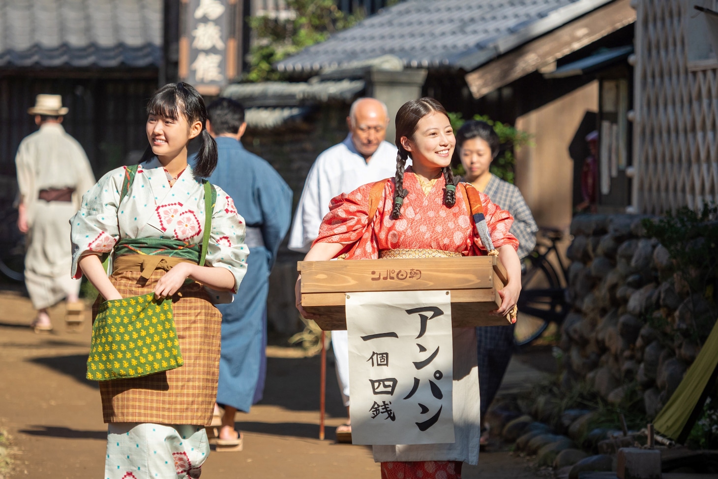 左から原菜乃華演じるメイコ、今田美桜扮するのぶ