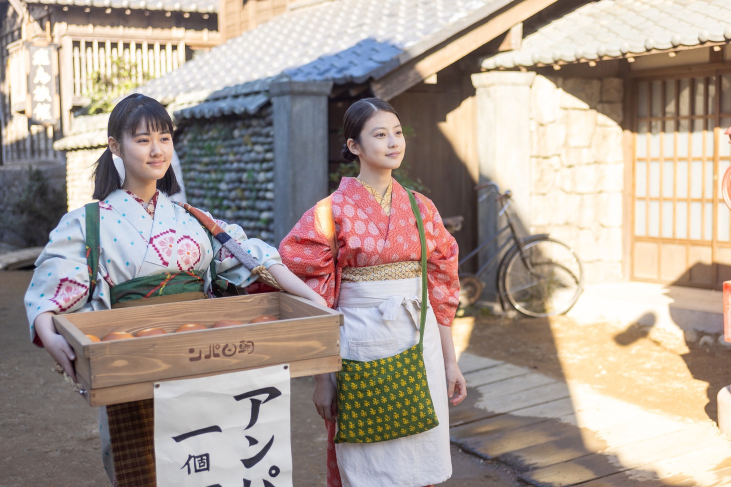 左から原菜乃華演じるメイコ、今田美桜扮するのぶ
