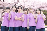 梅園高校競技かるた部の部員を演じるキャスト。左から坂元愛登、山時聡真、齋藤潤、當真あみ、嵐莉菜、高村佳偉人