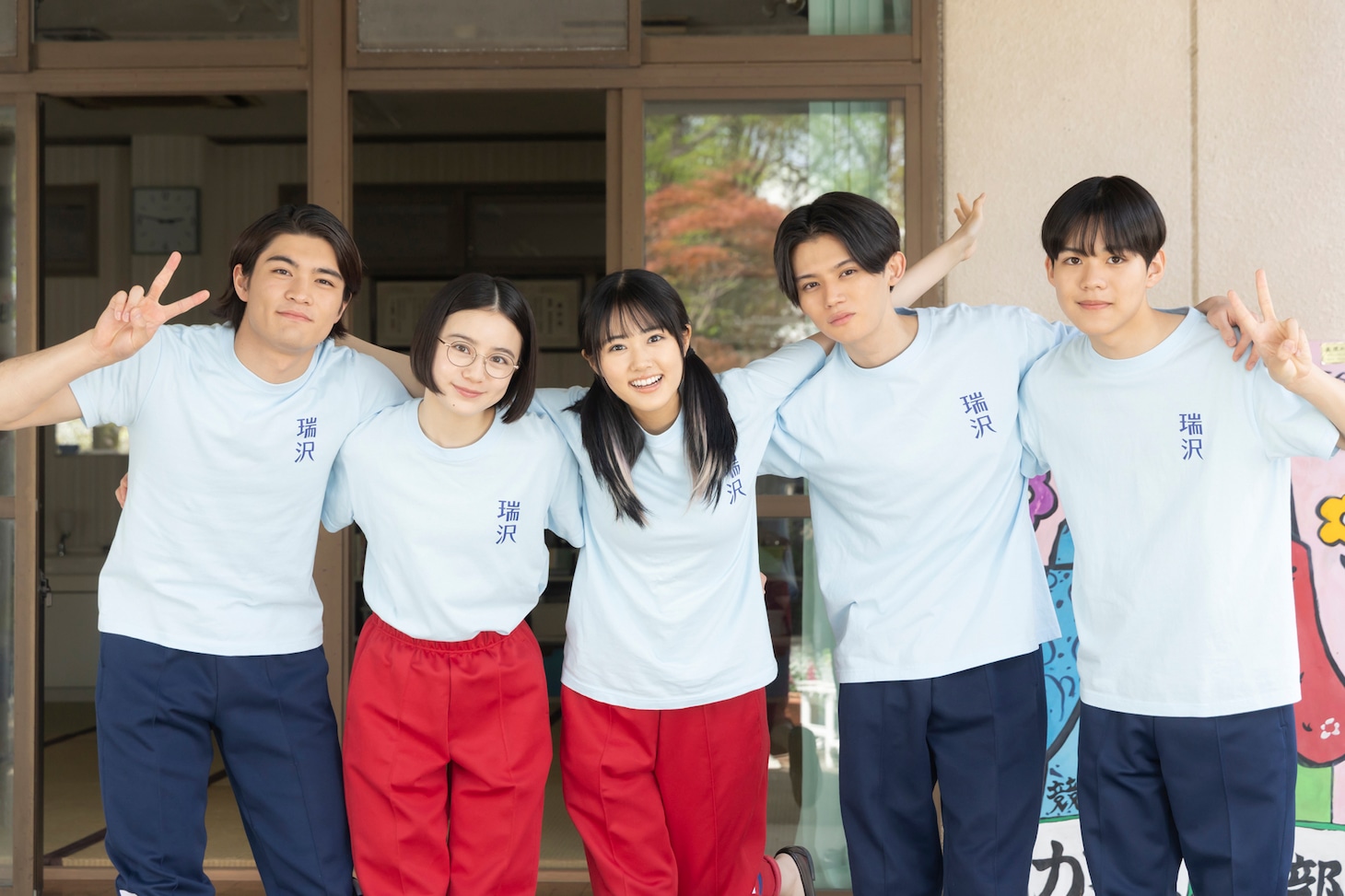 瑞沢高校競技かるた部の部員を演じるキャスト。左から石川雷蔵、瀬戸琴楓、原菜乃華、藤原大祐、高橋佑大朗