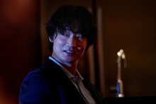 「でっちあげ ～殺人教師と呼ばれた男」新場面写真より、綾野剛演じる薮下誠一
