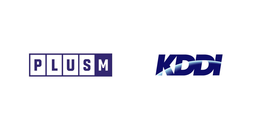 Plus M Entertainment（左）とKDDI（右）のロゴ