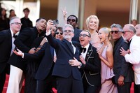 レッドカーペットでセルフィーを撮る監督・キャストたち