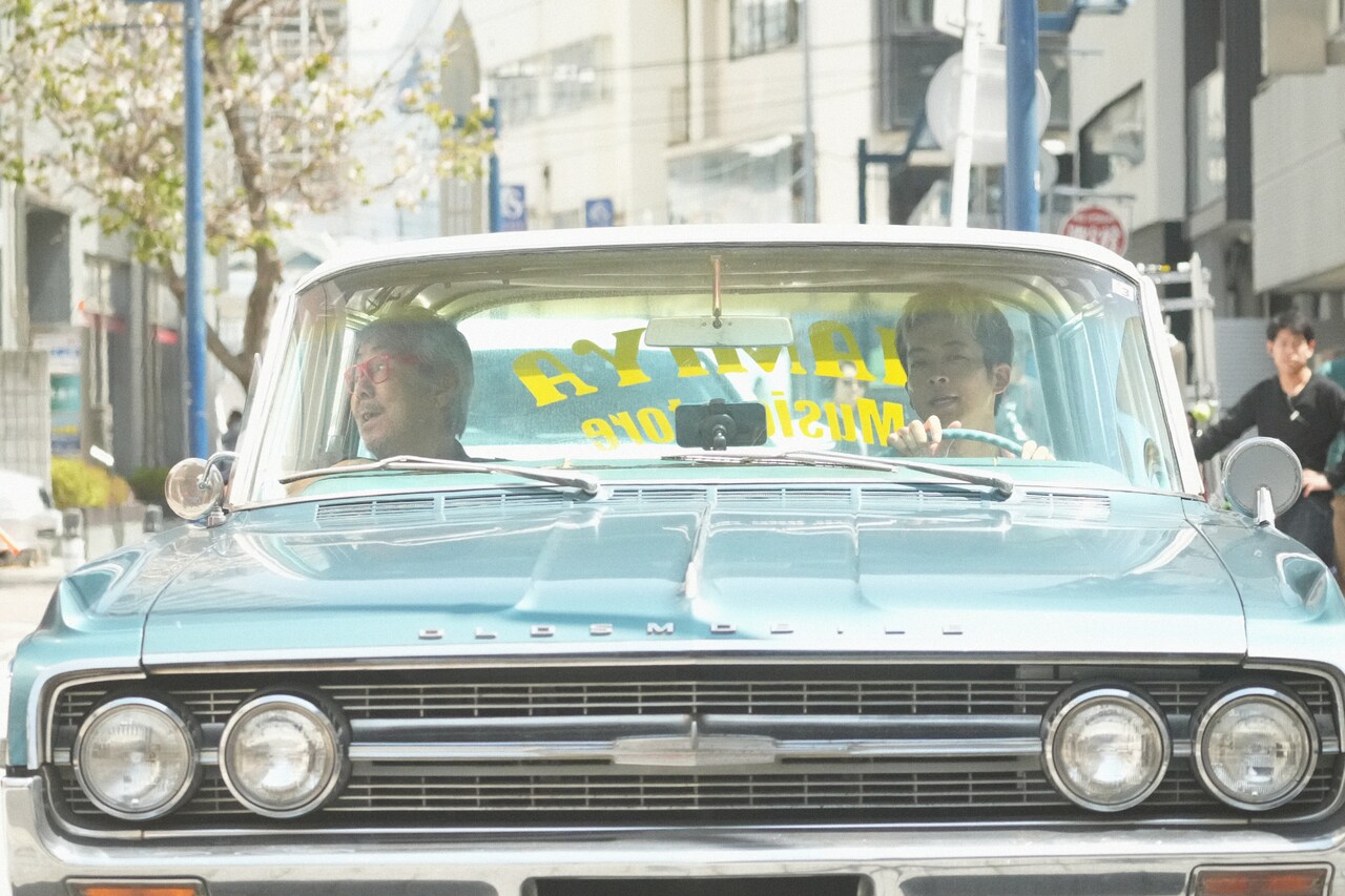 寺尾聰と松坂桃李がドライブしながらデュエット「父と僕の終わらない歌」本編映像