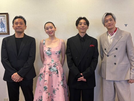 左から渡辺一貴、飯豊まりえ、高橋一生、井浦新