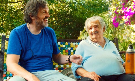 談笑するエミール・クストリッツァ（左）とホセ・ムヒカ（右）