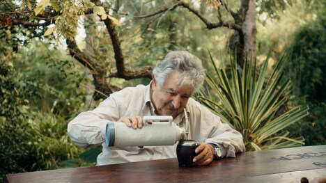 マテ茶を注ぐホセ・ムヒカ