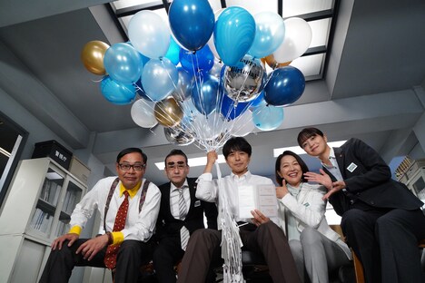 「特捜9 final season」撮影現場より、大量の風船と井ノ原快彦(中央)、共演者たち