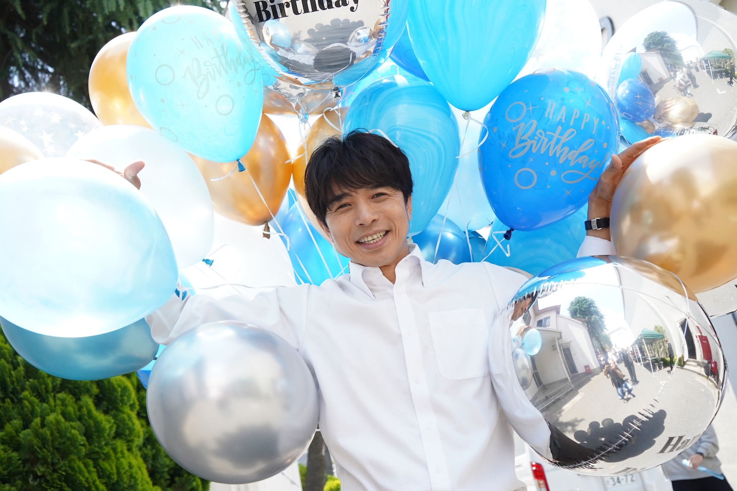 「特捜9 final season」撮影現場より、大量の風船に囲まれた井ノ原快彦