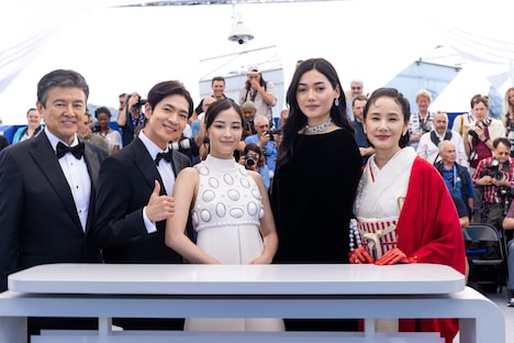 左から三浦友和、松下洸平、広瀬すず、カミラ・アイコ、吉田羊 ©︎Kazuko Wakayama