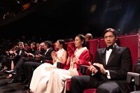 「遠い山なみの光」第78回カンヌ国際映画祭公式上映後の様子