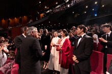 「遠い山なみの光」第78回カンヌ国際映画祭公式上映後の様子