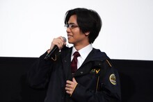 SKIPジャケットを着用する金田昇