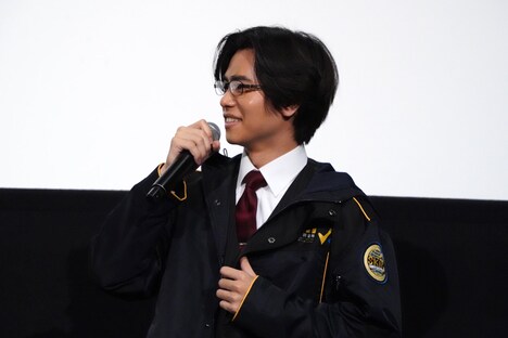 SKIPジャケットを着用する金田昇