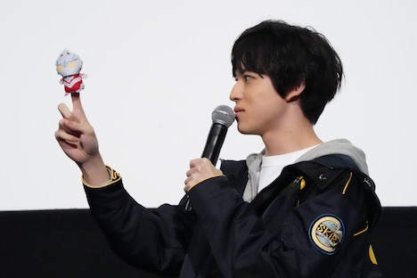 “ちびアーク”の人形を取り出す戸塚有輝