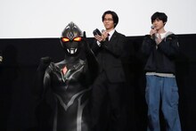 ギルアーク（左）の登場に拍手を送る戸塚有輝（右）、金田昇（中央）