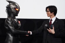 ギルアーク（左）と握手する金田昇（右）