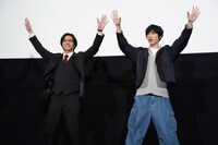 SKIP体操を披露する戸塚有輝（右）、金田昇（左）