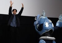 SKIP体操を披露する広瀬裕也（左）、ユピー（右）